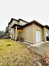 Building Photo - 1021 NE Kayak Loop