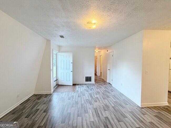 Foto del edificio - 460 Rustwood Dr