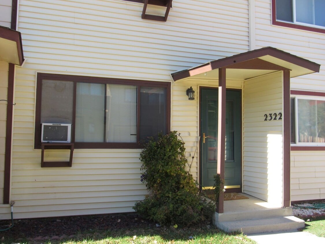 Foto principal - Centrally Located, 2 Bedroom Townhouse w/G...