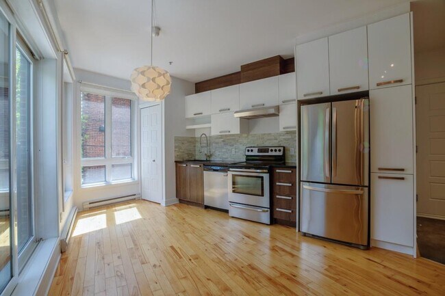 Building Photo - 1290 Rue Sherbrooke E