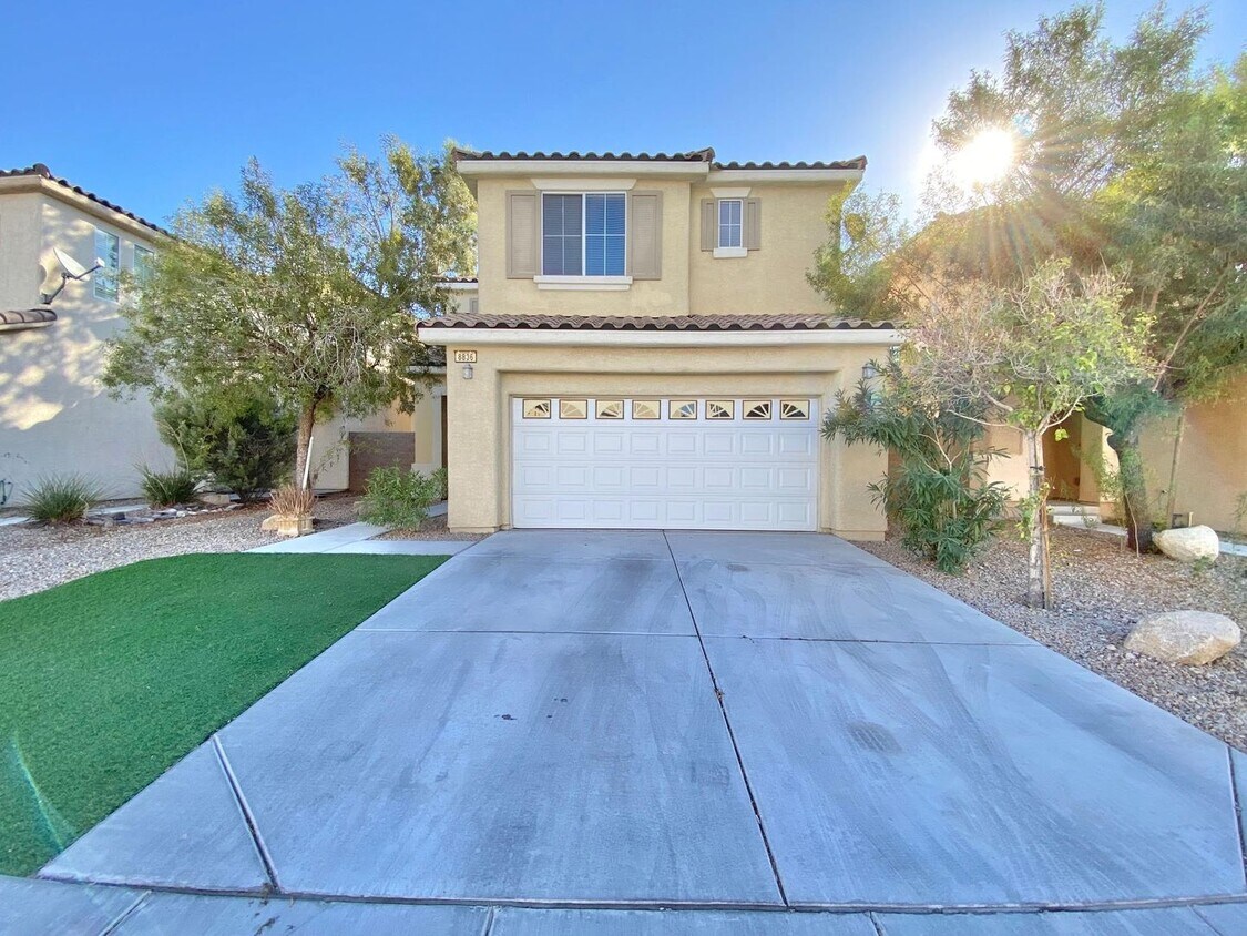 Foto principal - THIS SPACIOUS RESIDENCE FEATURES 4 BEDROOM...