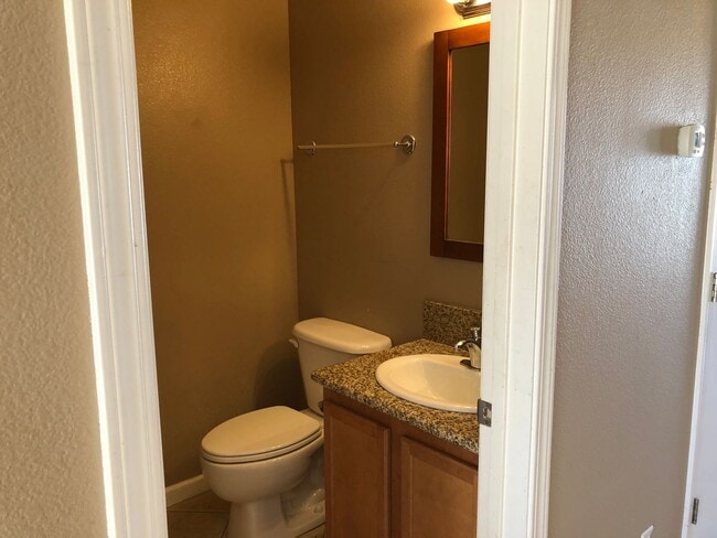 Building Photo - 2 Bedroom and 3 Bathroom Condo Townhouse