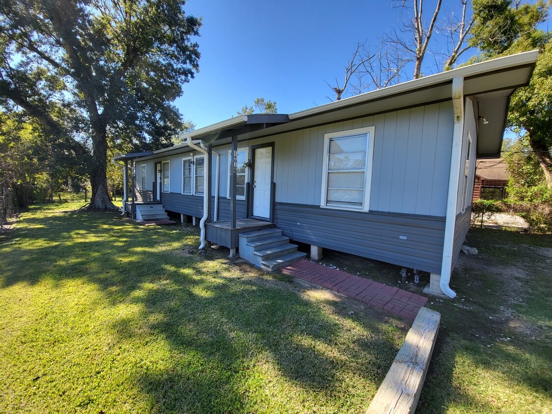 1601 W Sholars Ave, Orange, TX 77630 Townhome Rentals in Orange TX