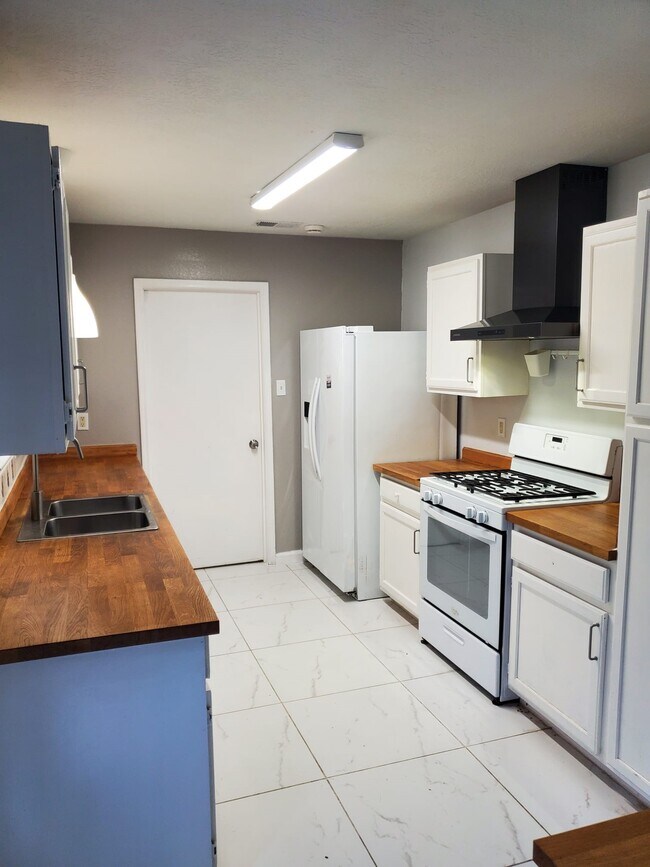 Foto del edificio - 3626 Nutwood Ln