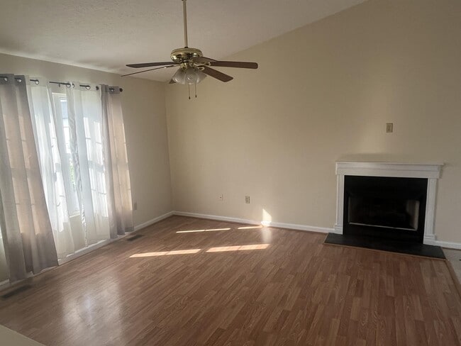 Building Photo - 402 Bumble Bee Ln