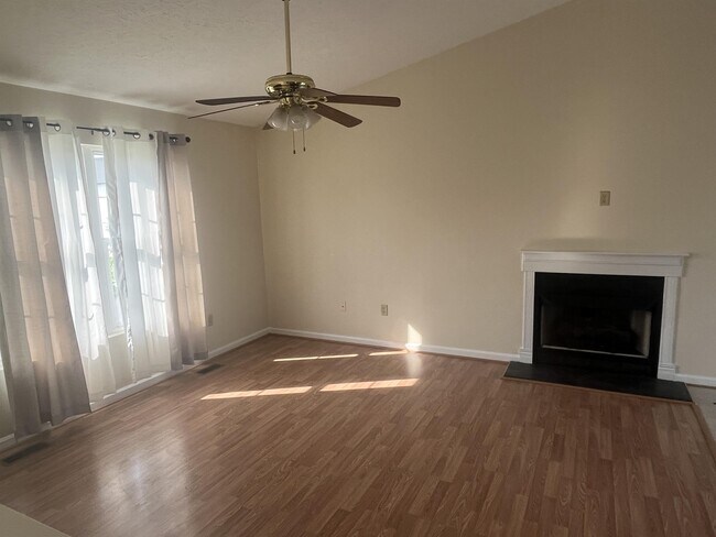 Foto del edificio - 402 Bumble Bee Ln