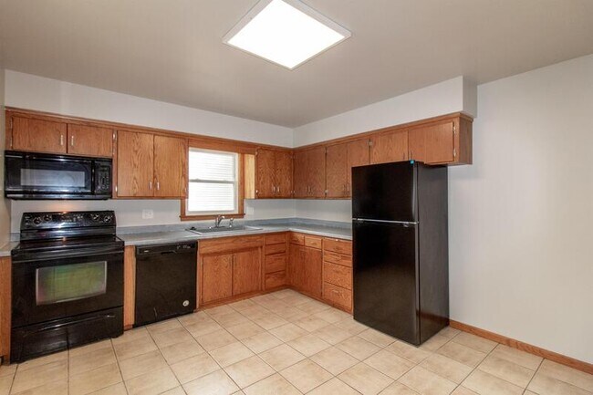 Building Photo - 633 23rd St NE