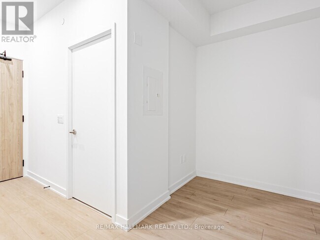 Photo du bâtiment - 1 Fairview Rd E