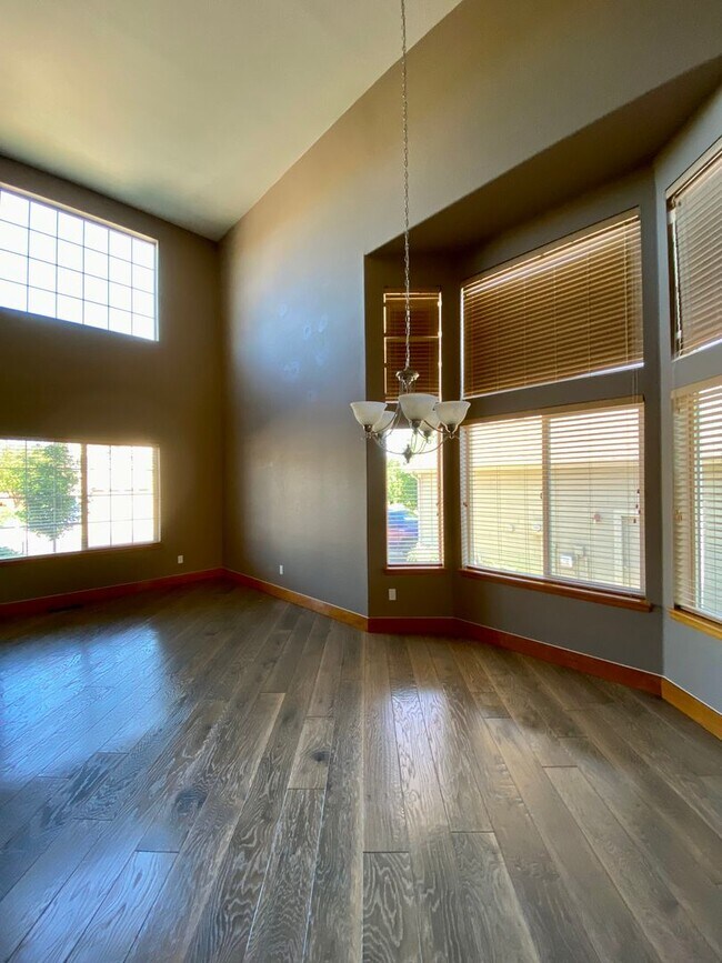 Foto del edificio - Immaculate 4 bed 3.5 Bath with Mountain Views and Unique Amenities!  Pet Friendly! Desirable 80922!