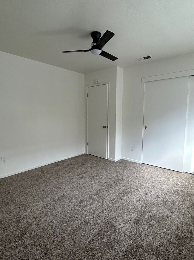 Foto del edificio - 12 Klondike Ct