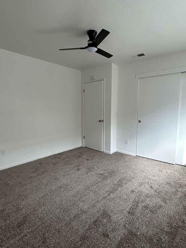 Building Photo - 12 Klondike Ct