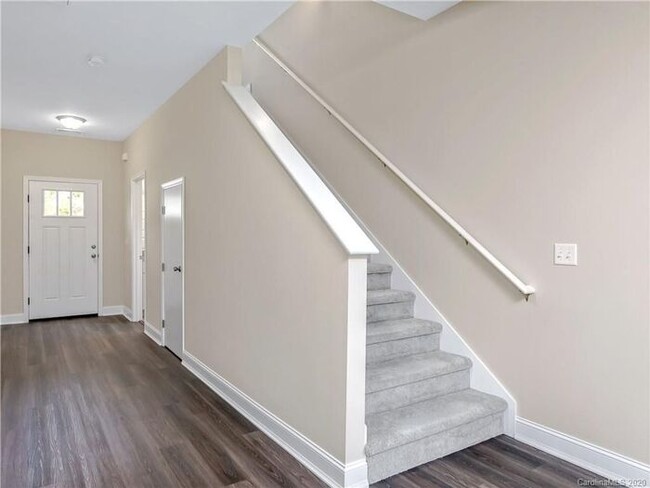 Building Photo - Asheville Rental!