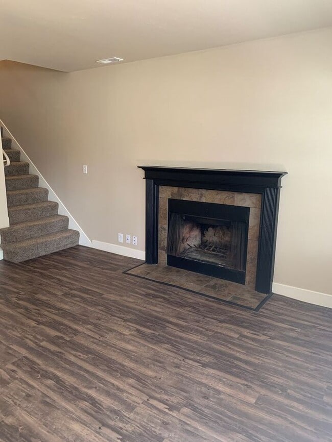 Building Photo - 2 Bed 1.5 Bath End Unit Townhome!
