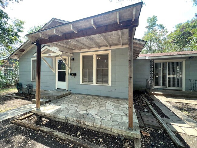 Foto del edificio - 0.45 Acre Cozy, Clean Single Story 3 Bedro...