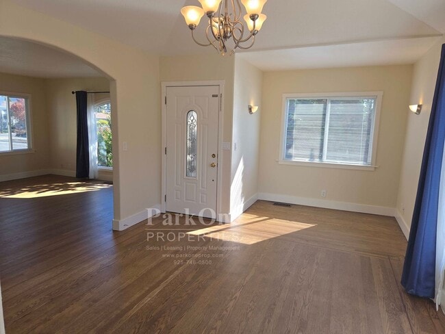 Building Photo - Great 4 Bedroom Home in the Heart of Albany!