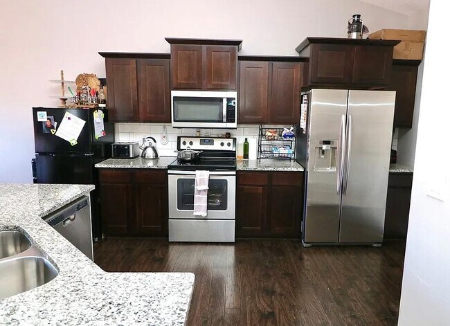 Foto del edificio - 527 Bellflower Dr