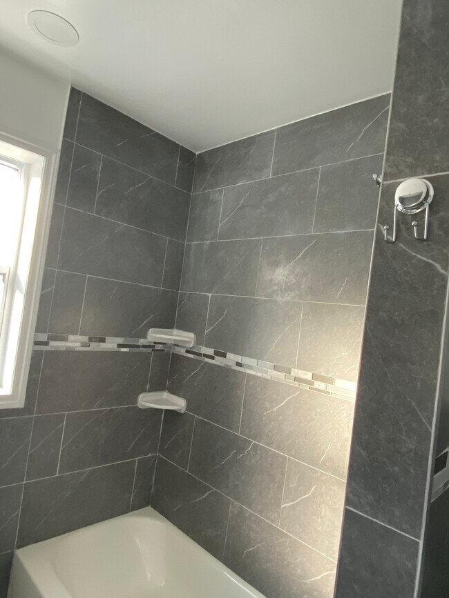 Building Photo - 724 Lynn Ave