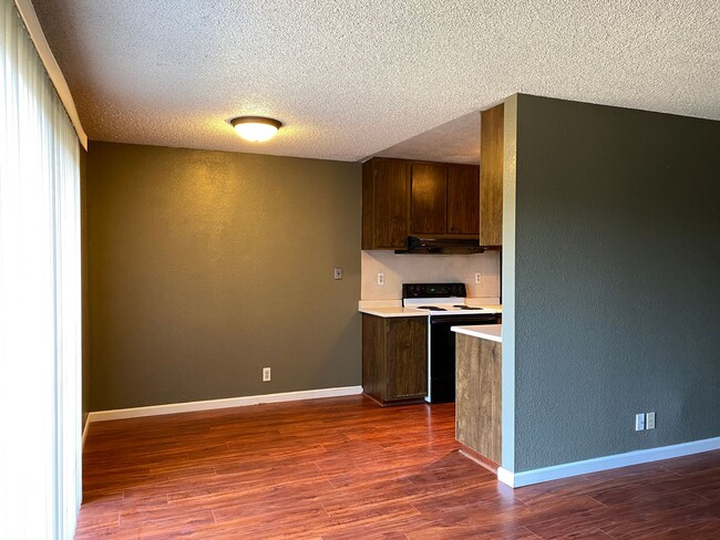 Building Photo - One Bed One Bath Condo in Sunpointe Condom...