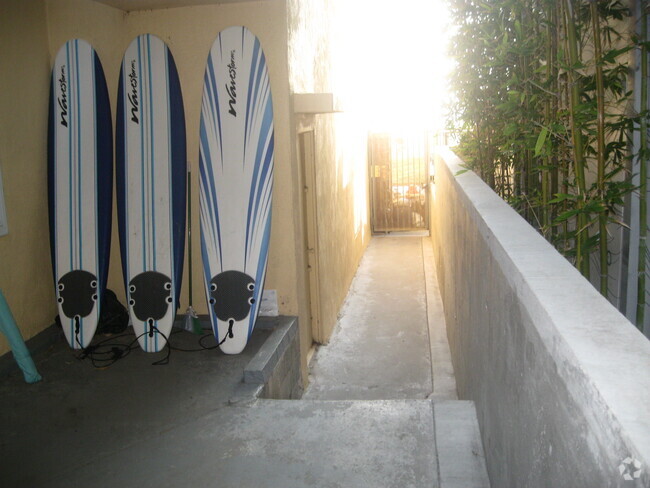 Building Photo - 421 Ocean Front Walk