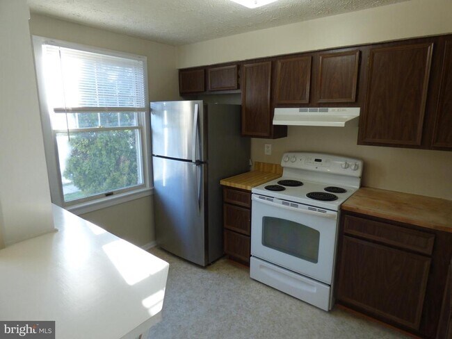 Building Photo - 6801 Farmbrook Ct