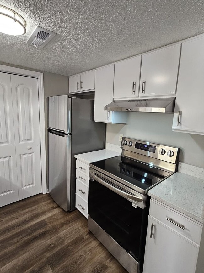 Building Photo - Three bedroom, 2 bath condo in High Point