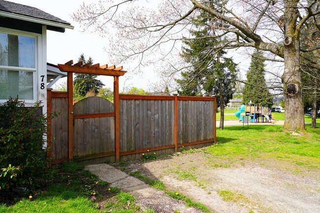 Building Photo - Immaculate, move in ready 2 bedroom 1 bath...