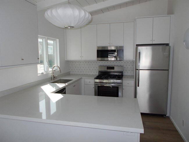 Building Photo - 925 W Balboa Blvd