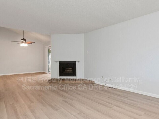 Foto del edificio - 5047 Sparrow Ct