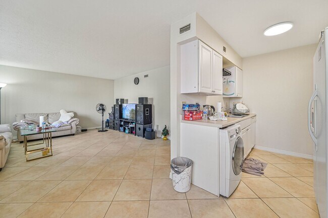 Foto del edificio - 4633 Bayshore Dr