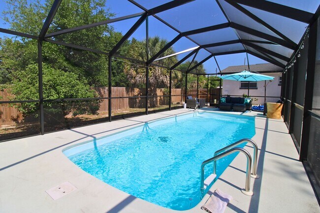 Foto del edificio - 3 Bed, 2 Bath Furnished Home With Screened...