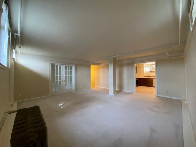 Building Photo - 852 N Summit Blvd