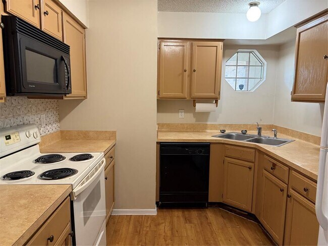 Foto del edificio - 7210 Lilac Ln