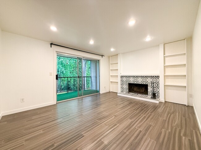 Building Photo - 4717 W Lake Sammamish Pkwy SE