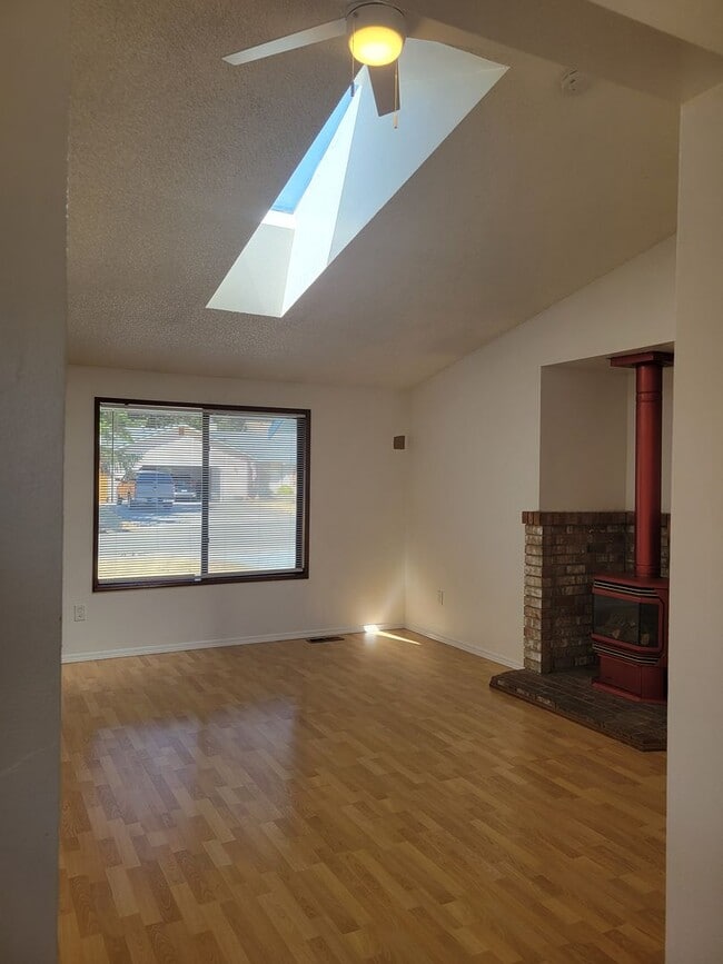 Building Photo - ? Spacious 3-Bedroom Rambler with Vaulted ...