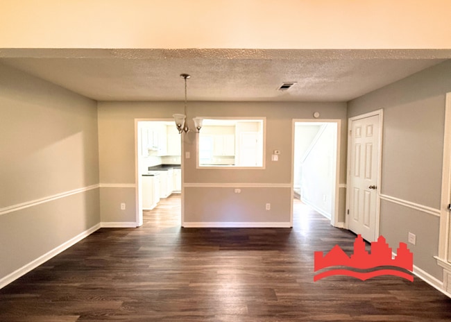 Foto del edificio - 5584 Blossom Ln