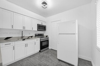 Building Photo - 6432 NE 1st Ct