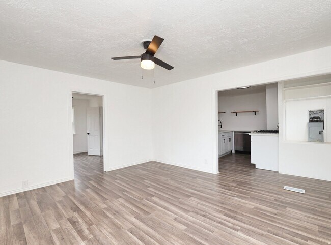 Foto del edificio - 2136 Monroe Blvd