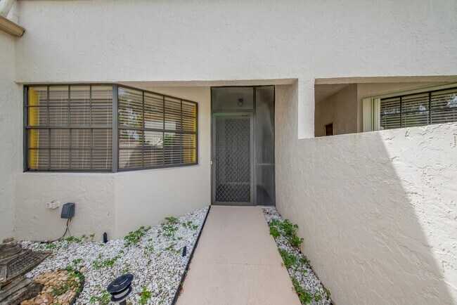 Foto del edificio - 5942 Parkwalk Cir W