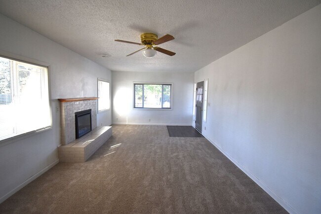 Foto del edificio - Spacious Corner lot home