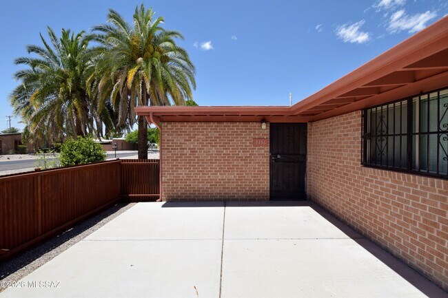 Building Photo - 3156 N Vista Del Forte Dr