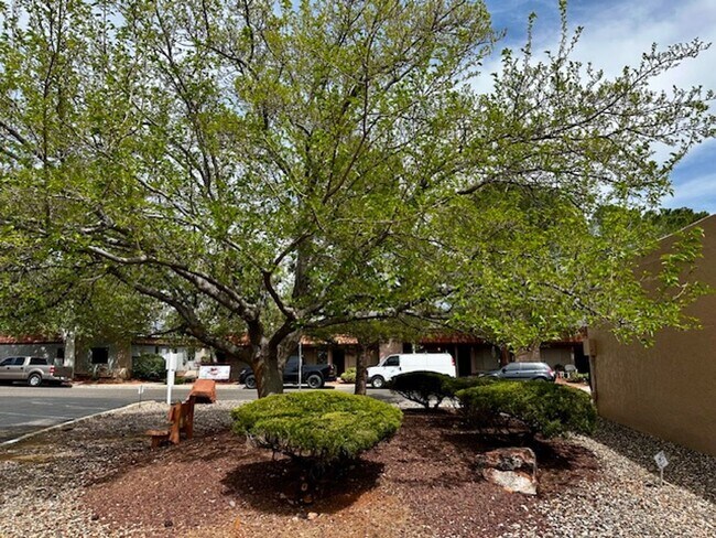 Foto del edificio - 130 Castle Rock Rd
