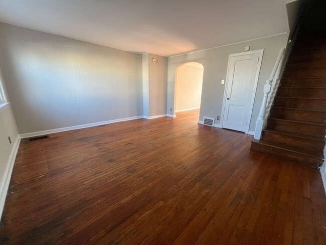 Building Photo - Charming 3-bedroom, 1-bathroom home locate...