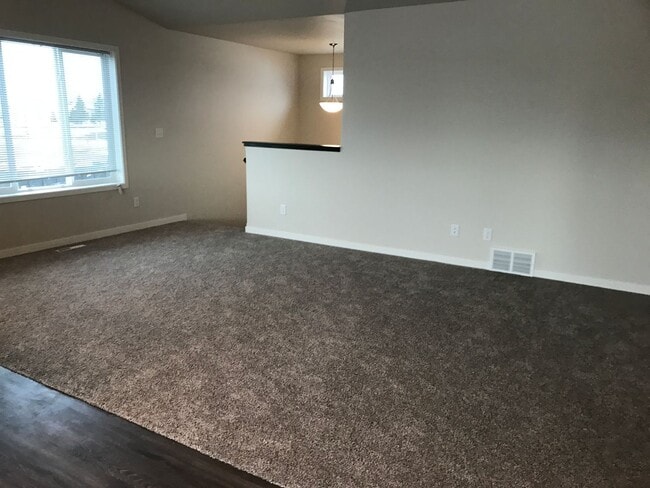 Building Photo - 4 Bed 3 Bath Single Family Home