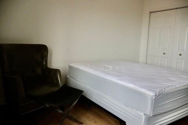 Foto del edificio - 7337 S South Shore Dr