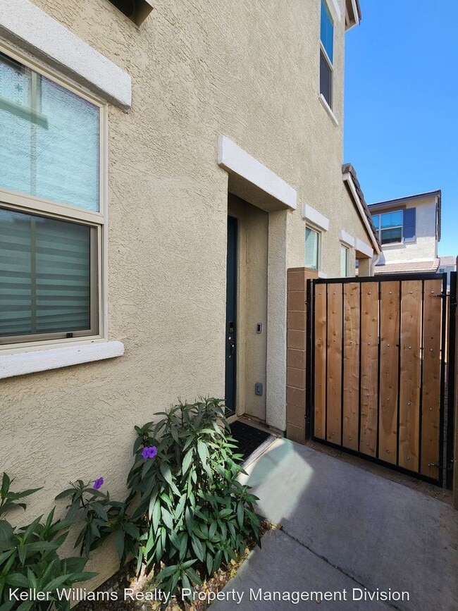 Building Photo - 2 br, 2.5 bath House - 2776 S Chippewa DR
