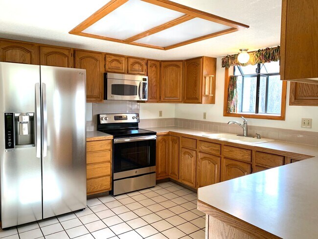 Foto del edificio - Beautiful & Spacious 4 Bedroom 2.5 Bath Home with 2 Car Attached Garage on Large Lot in South For...