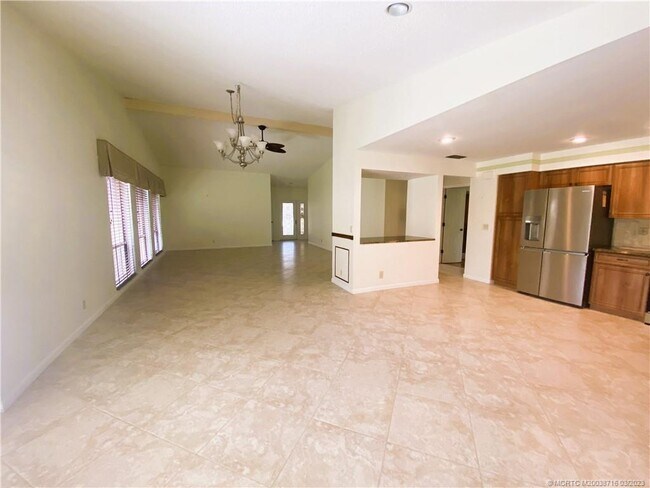 Building Photo - 2520 SW Bobalink Ct