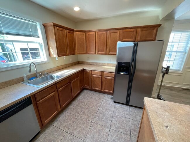 Kitchen (1st Floor) - 825 Ardmore Ave