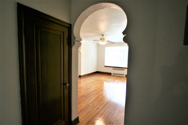 Building Photo - 1407 E 10th Ave