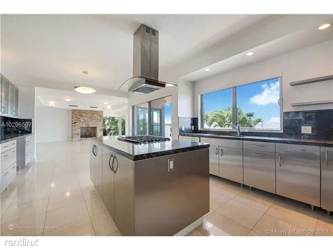 Building Photo - 6801 Sunrise Dr